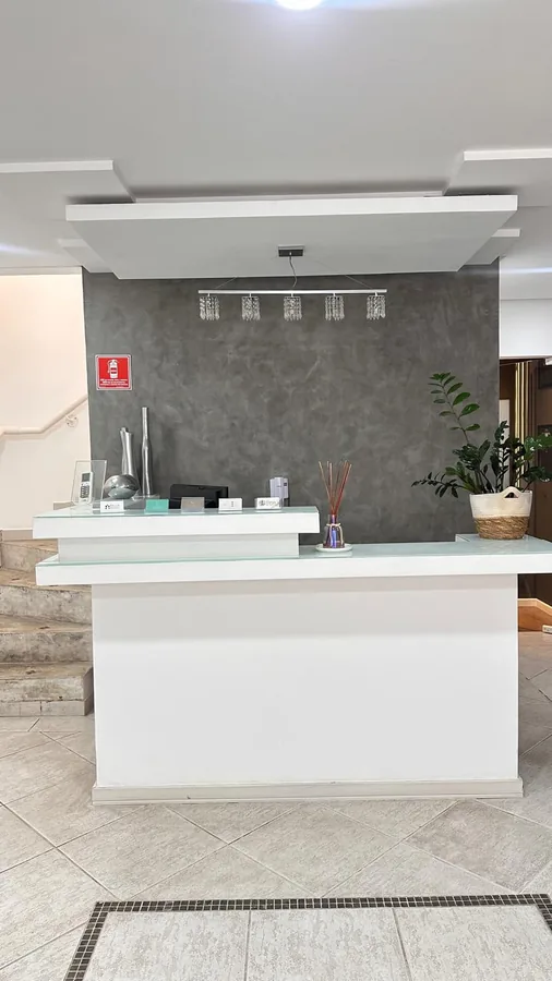 Balcão de recepção elegante do consultório