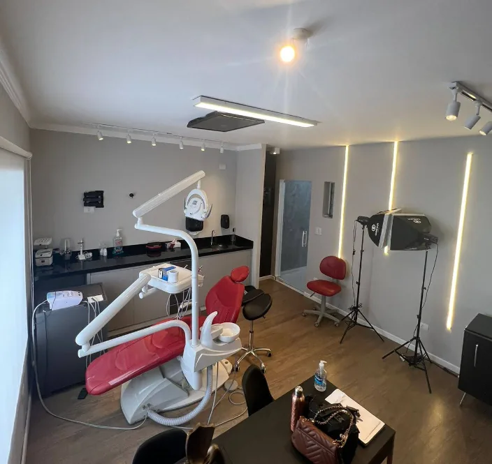 Sala de atendimento do consultório com equipamentos modernos