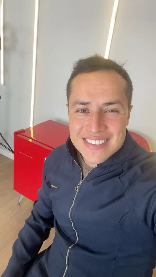 Dr. Ricardo Lopes, cirurgião dentista, sorrindo no consultório