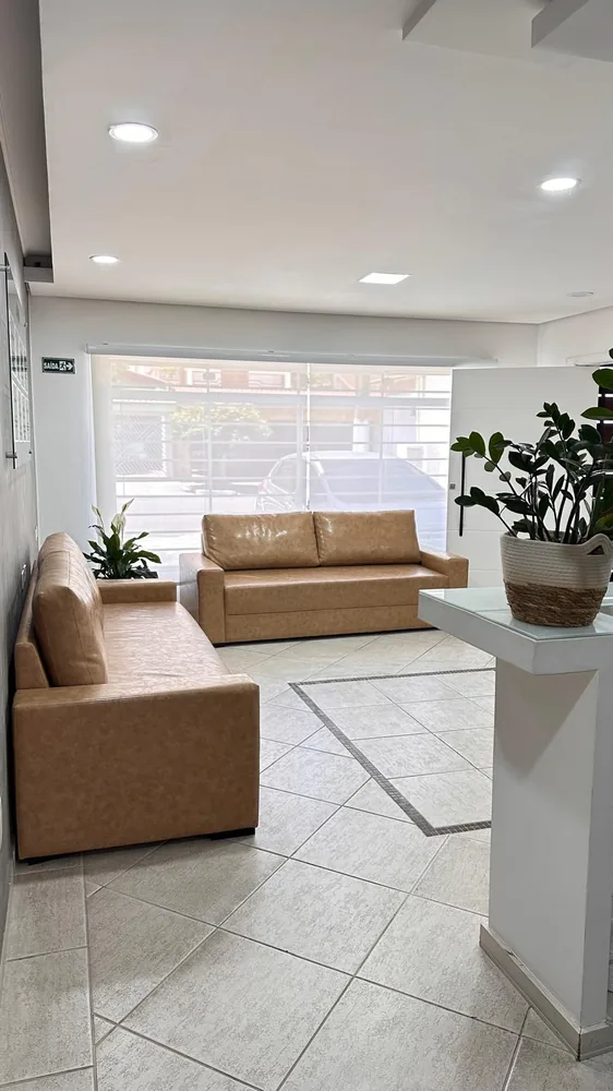 Recepção acolhedora do consultório, com sofás e boa iluminação